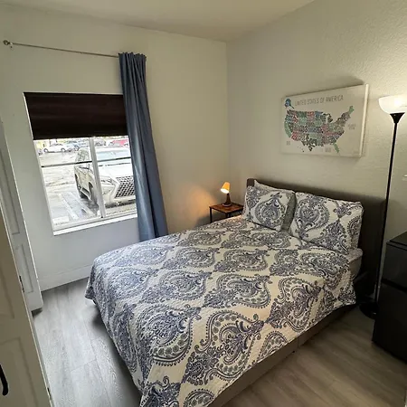 Room W Private Entrance Near Airport, Dolphin Mall & Fiu